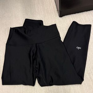 ALO Yoga Jet Black High-Waist air lift capri Leggings